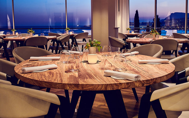 Mauro Colagreco infuse une philosophie culinaire distinctive dans l'âme du Mirazur. Argentine de naissance, formé en France, il sculpte ses créations avec des influences internationales diverses. Il chérit la nature et poursuit une harmonie de saveurs qui s'exprime dans chaque assiette qu'il conçoit. Colagreco met un point d'honneur à célébrer la fraîcheur, la qualité et la saisonnalité des ingrédients.