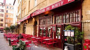 Le Comptoir du Boeuf, situé au cœur de Paris, est bien plus qu'un simple restaurant ; c'est un véritable temple de la viande