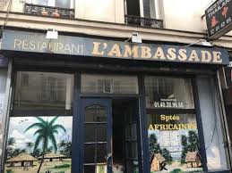 L'Ambassade, situé dans un quartier chic, incarne l'élégance et le raffinement. Son allure extérieure affiche sophistication et convivialité.