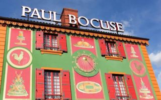 Paul Bocuse, un nom qui résonne dans le monde de la gastronomie comme une légende intemporelle étoilé au Michelin situé à Lyon,