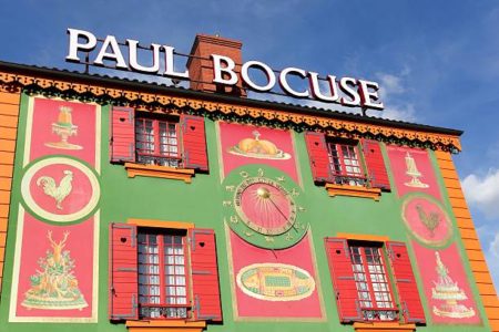 Paul Bocuse, un nom qui résonne dans le monde de la gastronomie comme une légende intemporelle étoilé au Michelin situé à Lyon,