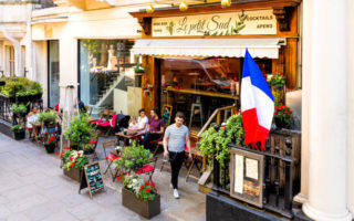 Le restaurant LE SUD enchanteur situé au cœur de Lyon, offre une escapade méditerranéenne inoubliable pour les amateurs de cuisine raffinée.