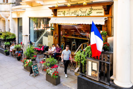 Le restaurant LE SUD enchanteur situé au cœur de Lyon, offre une escapade méditerranéenne inoubliable pour les amateurs de cuisine raffinée.