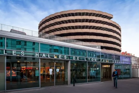 Les Halles de Lyon Paul Bocuse, situées au cœur de la ville de Lyon, sont bien plus qu'un marché alimentaire ordinaire.