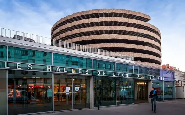 Les Halles de Lyon Paul Bocuse, situées au cœur de la ville de Lyon, sont bien plus qu'un marché alimentaire ordinaire.
