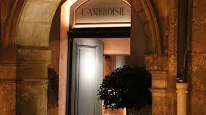 L'Ambroisie, situé au cœur de Paris, est bien plus qu'un simple restaurant. C'est une expérience gastronomique transcendantale