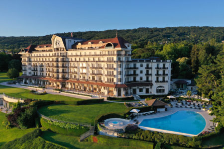 L'Hôtel Royal Evian à Évian-les-Bains combine le meilleur du luxe et de la nature pour offrir une escapade inoubliable.