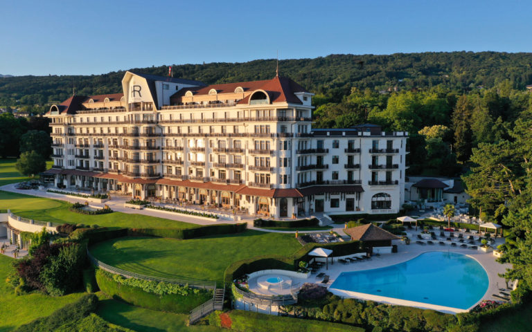 L'Hôtel Royal Evian à Évian-les-Bains combine le meilleur du luxe et de la nature pour offrir une escapade inoubliable.