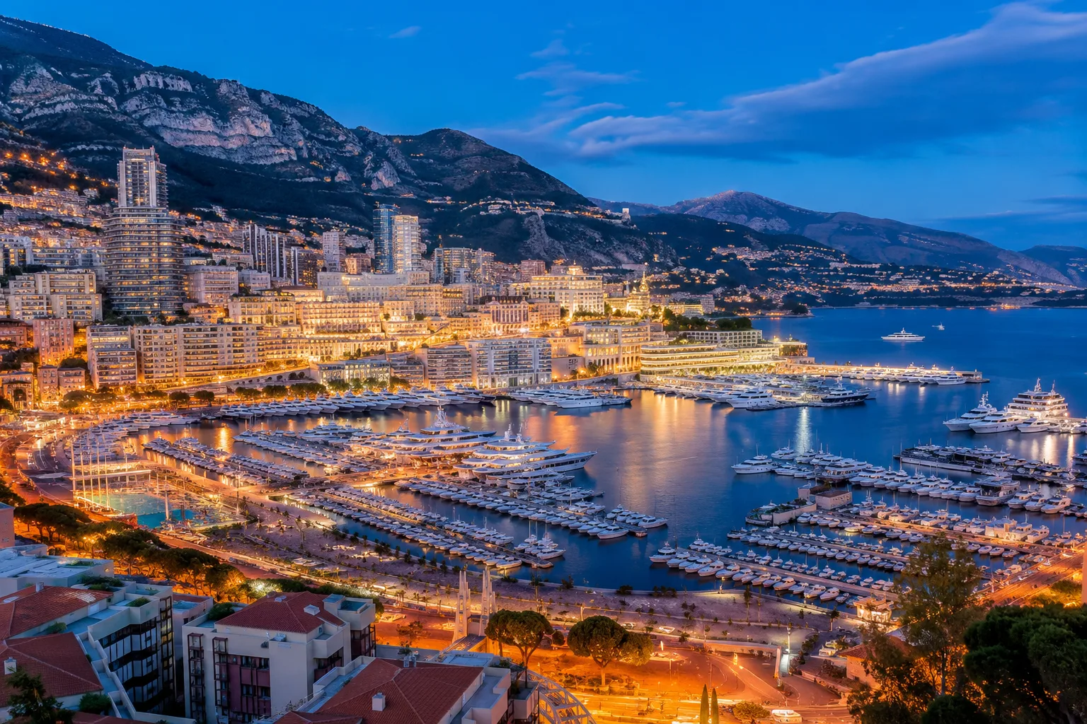 Vue panoramique de Monaco et du Port Hercule au crépuscule